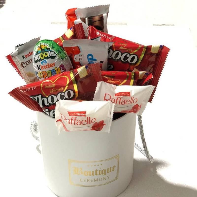 Sladkij,buket,v,korobke.,Kinder,,chokopaj,i,confetti,Raffaello