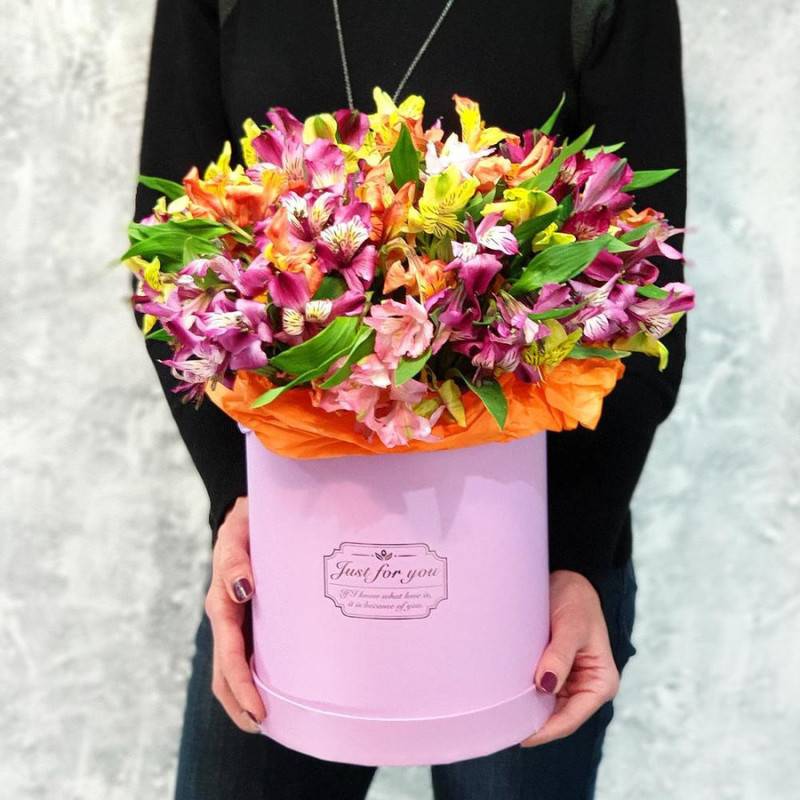 A,gorgeous,al_stromerij,arrangement,in,a,hatbox