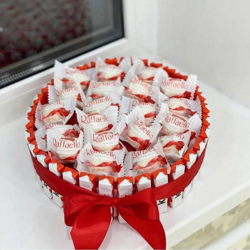 Sladkij,podarok.,Tort,iz,kinder,shokolada,s,konfetami,raffaello