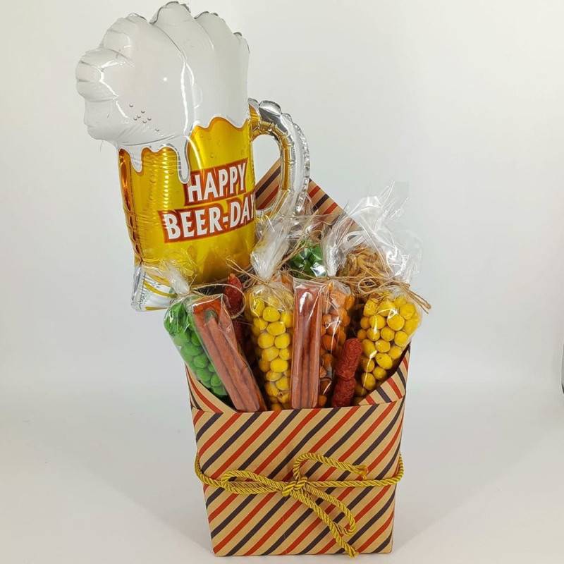 Muzhskoj,bouquet,and,envelope,for,snacks,and,sausages