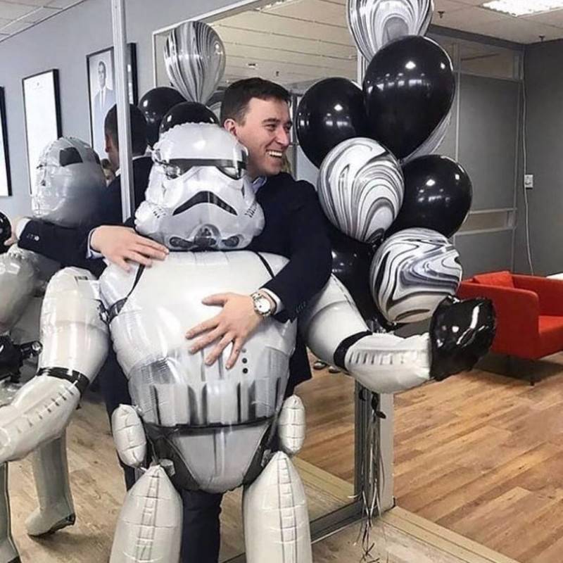 Hodyachij,stormtrooper,balloon,with,fountain,of,latex,balloons,"Zvyozdnie,voini"