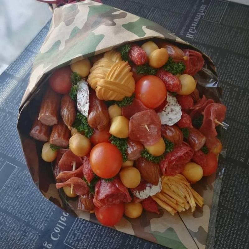 Muzhskoj,bouquet,of,snacks,and,sausages