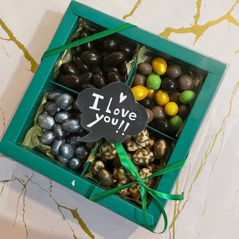 Gift,a,set,of,nuts,in,icing