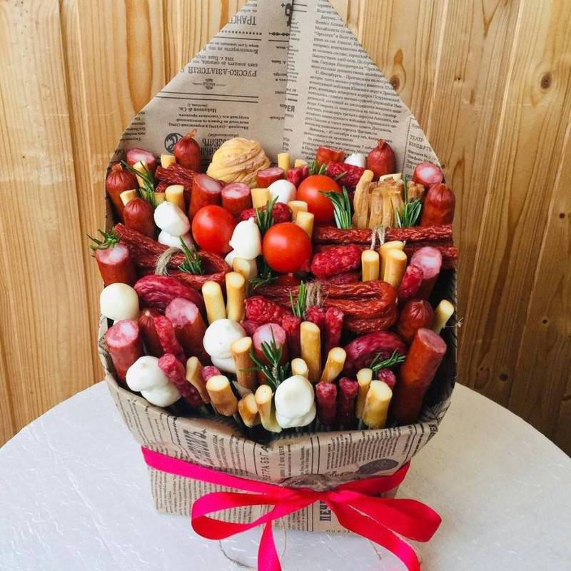 Bouquet,in,envelope,with,snacks