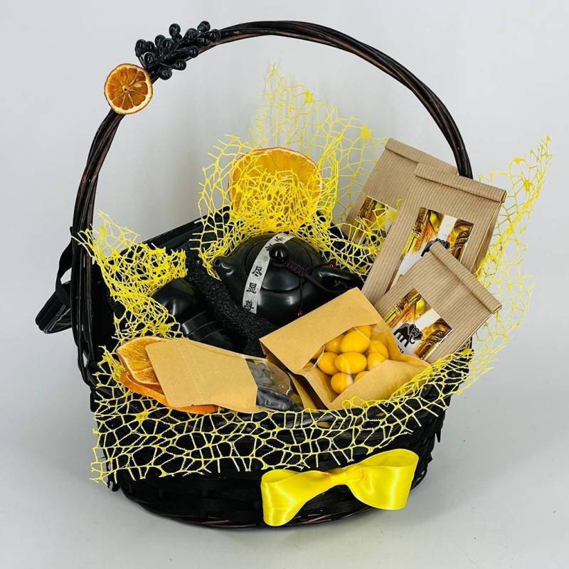 Gift,a,tea,ceremony,set,in,a,basket,with,elite,tea.,Home,set