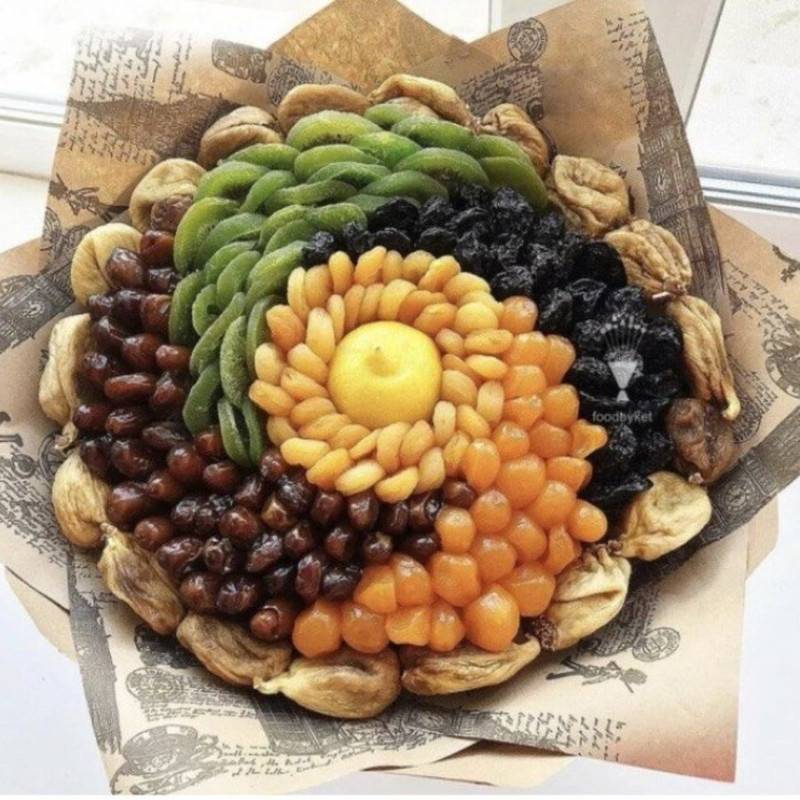 Dried,fruit,in,gift,wrapping.,Ramadan,Gifts