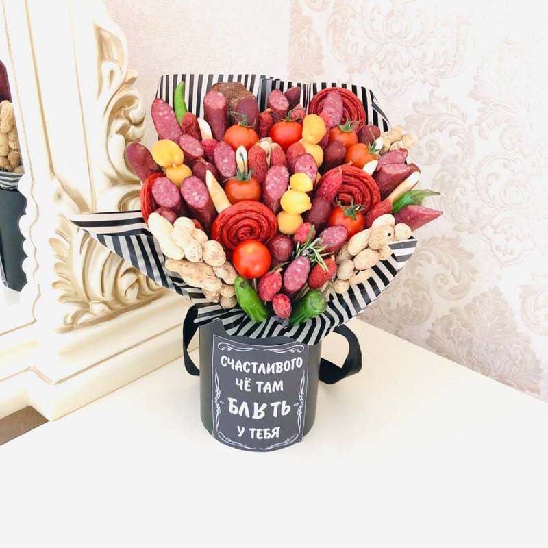 A,man's,bouquet,with,snacks,and,sausages,for,a,friend