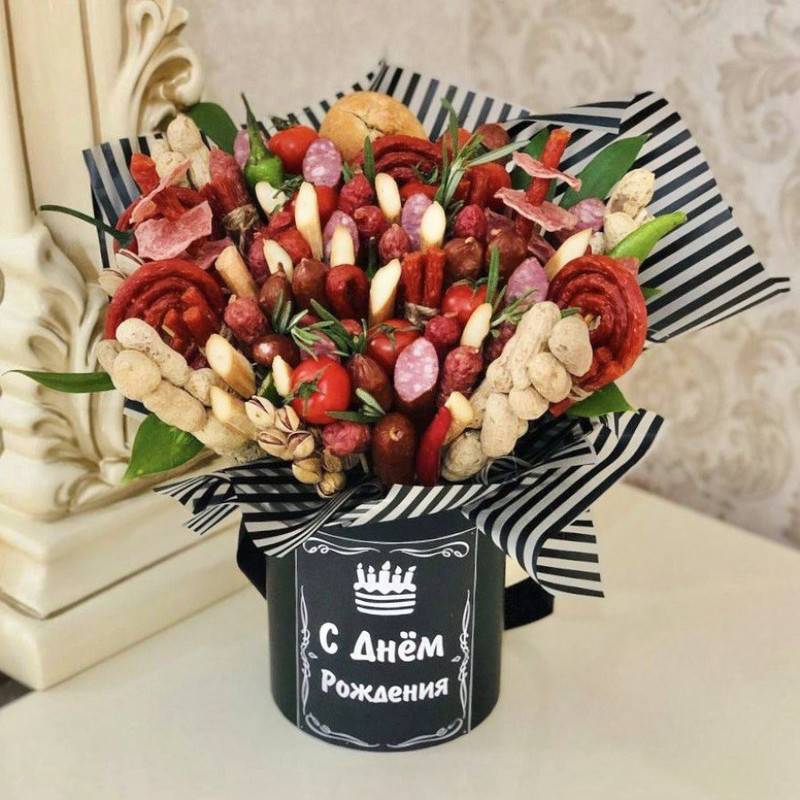 Muzhskoj,bouquet,of,snacks,and,sausages