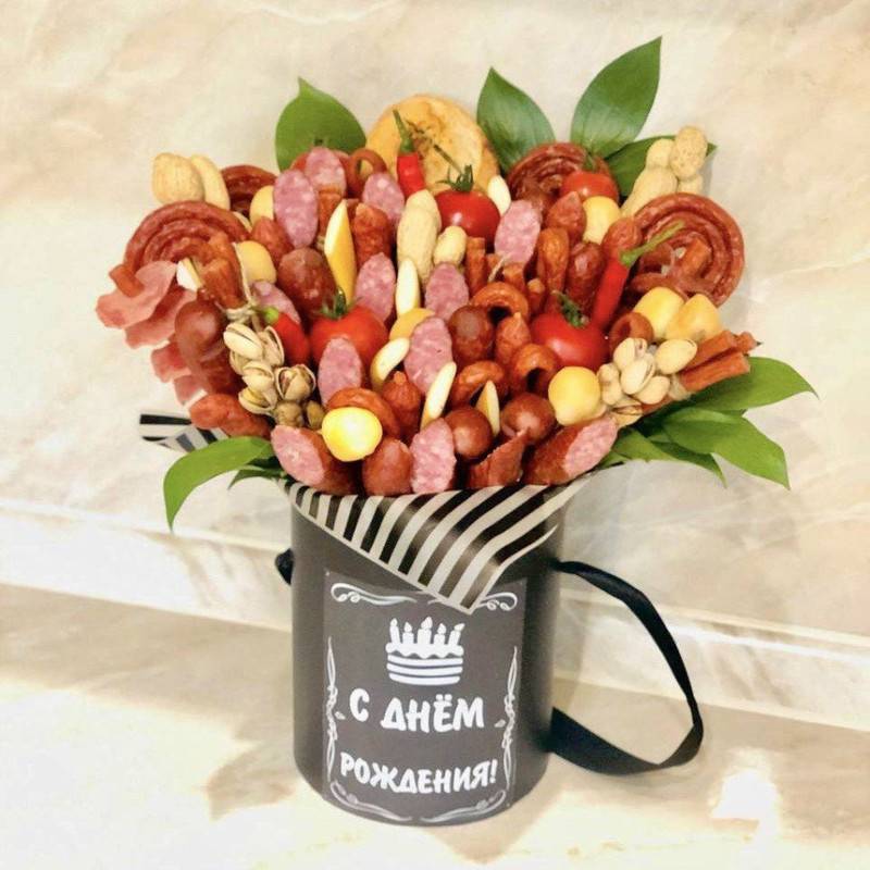 Men's,bouquet,of,snacks,and,sausages