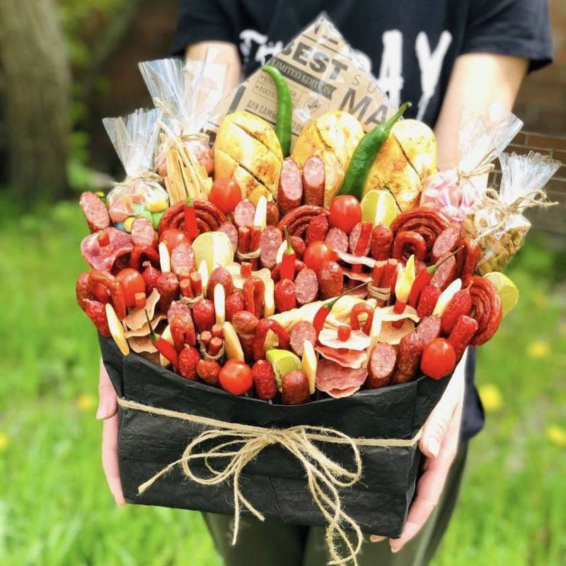 Bol_shoj,buket,iz,kolbas,i,zakusok,dlya,muzhchini