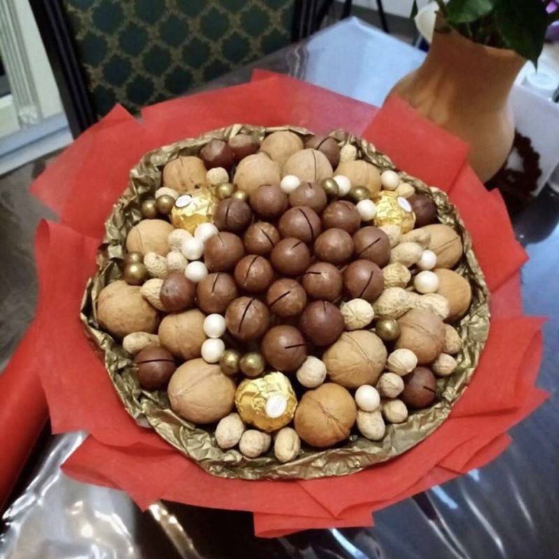 Bouquet,of,walnuts,and,confetti