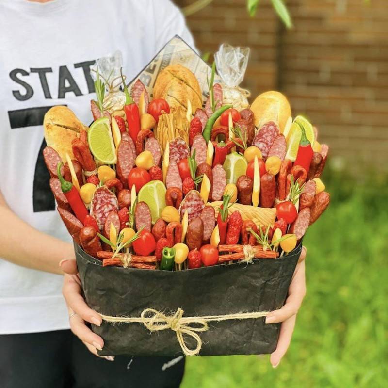 Muzhskoj,buket,iz,produktov,s,kolbaskami