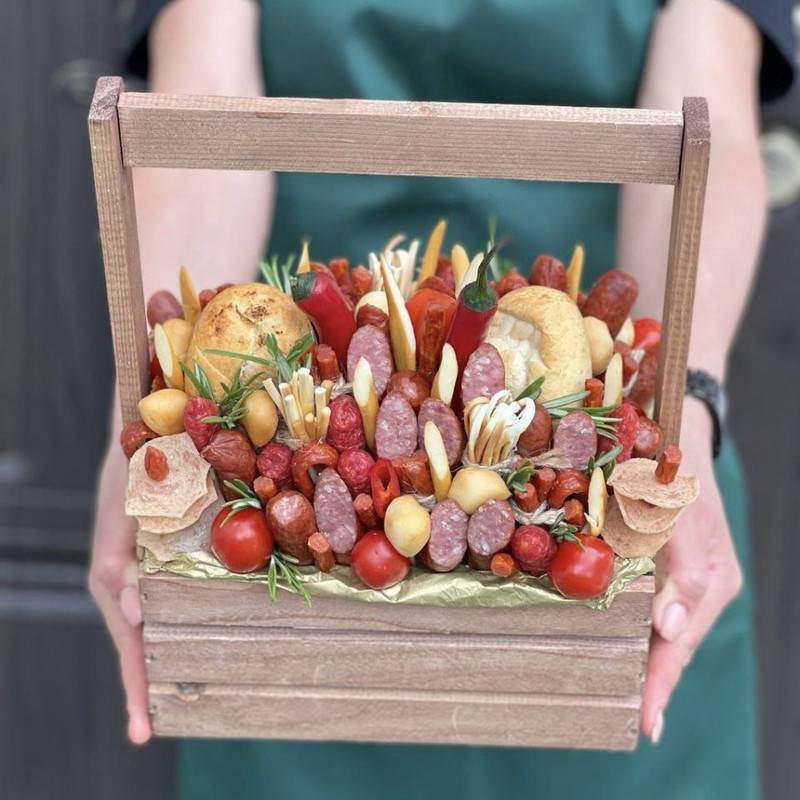 S_edobnij,bouquet,and,flowers.,Sausage,bouquet,for,muzhchini