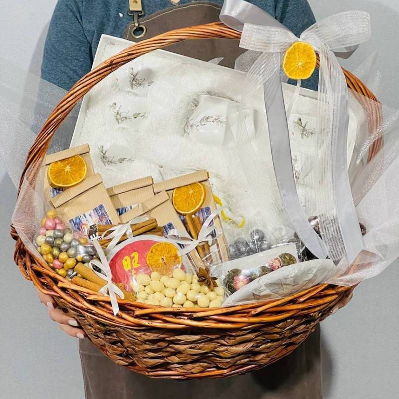 Tea,ceremony,set,in,a,basket,with,elite,tea,assortment.,Tea,set