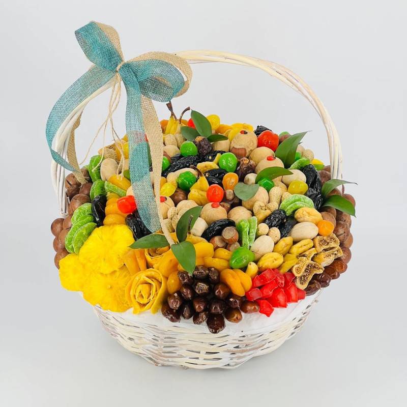 Korzina,s,orehami,i,suhofruktami