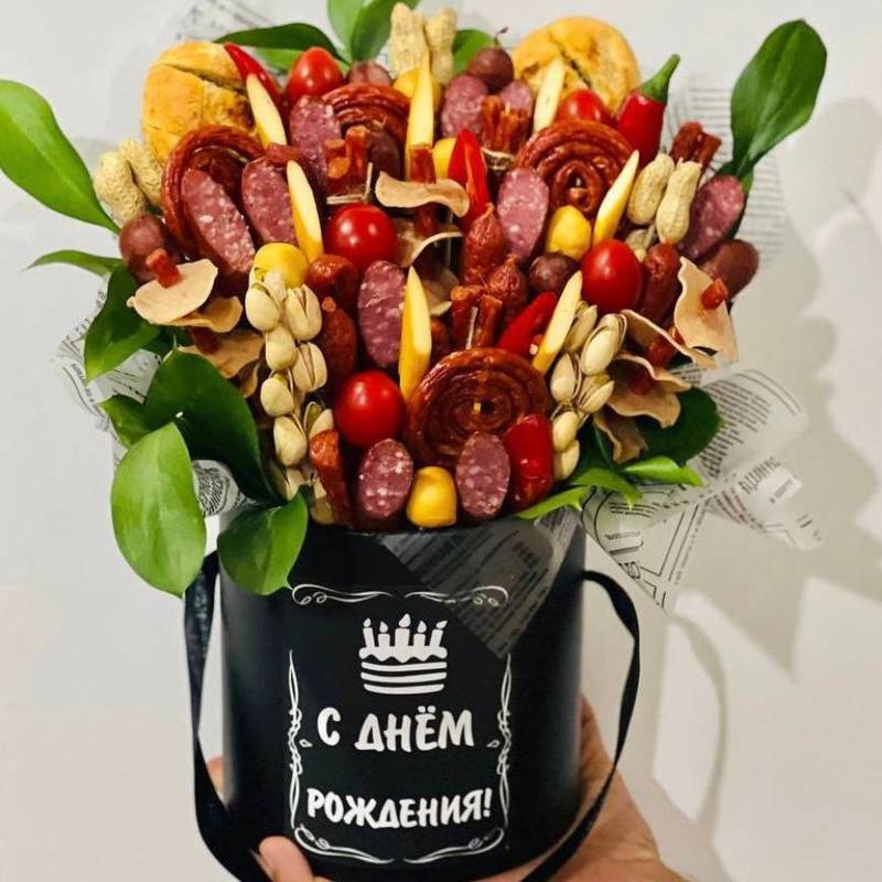 Buket,na,den_,rozhdeniya,muzhchine,s,kolbaskami,i,snekami