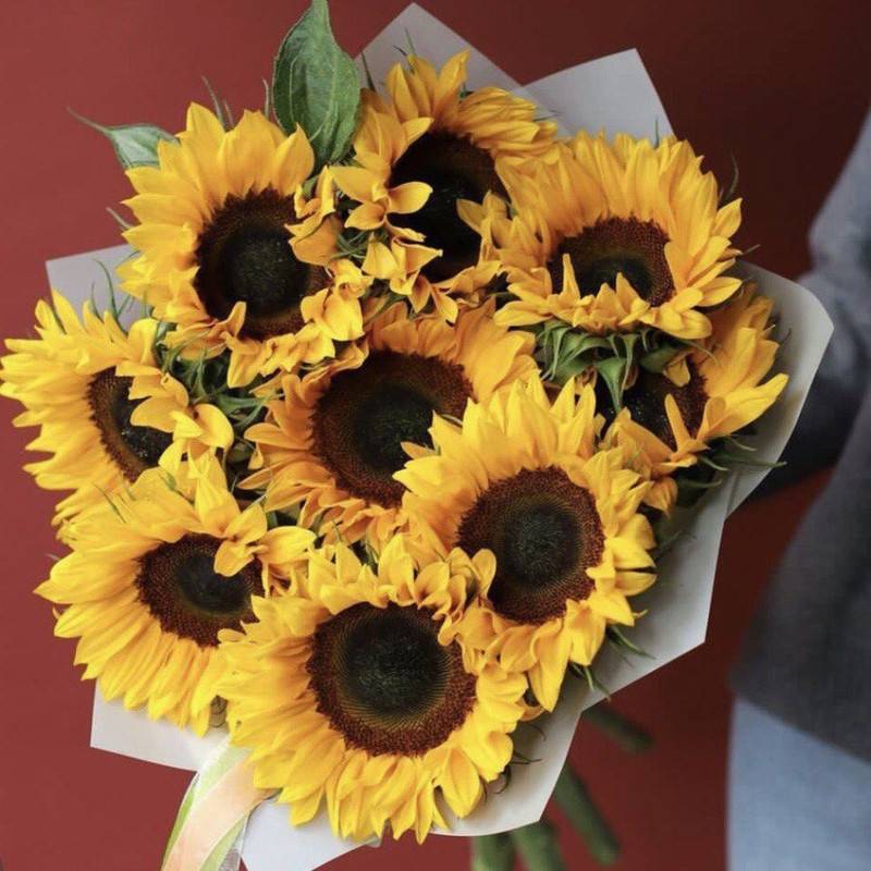Arch,bouquet,with,sunflowers