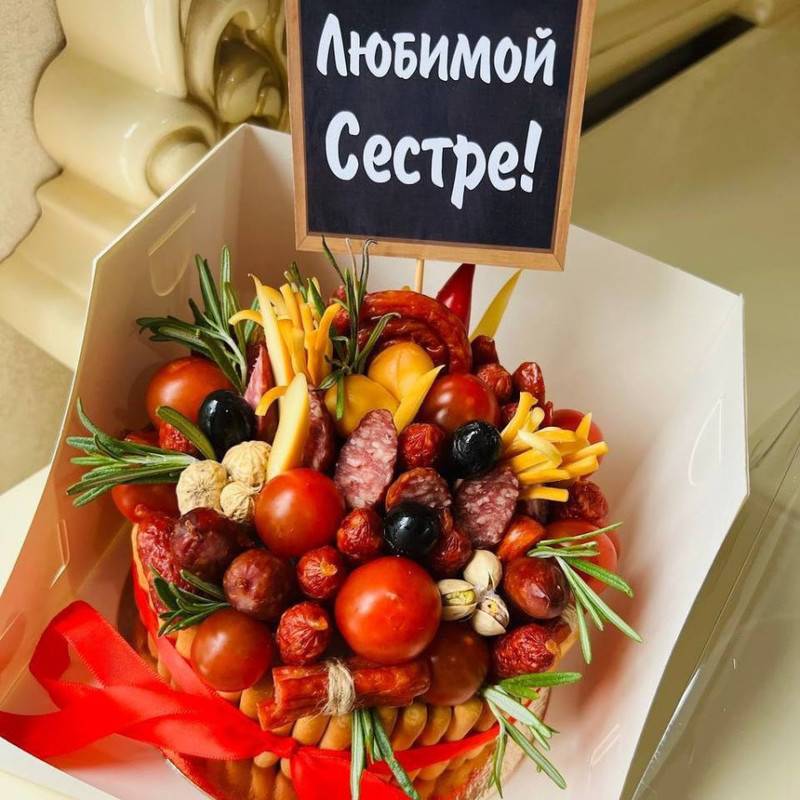 Podarok,dlya,sestri,buket,iz,zakusok.,Bento,tort,kolbasnij