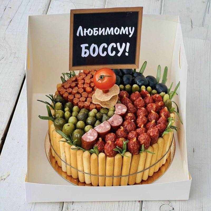 Serving,a,handmade,bento,cake,on,a,sausage