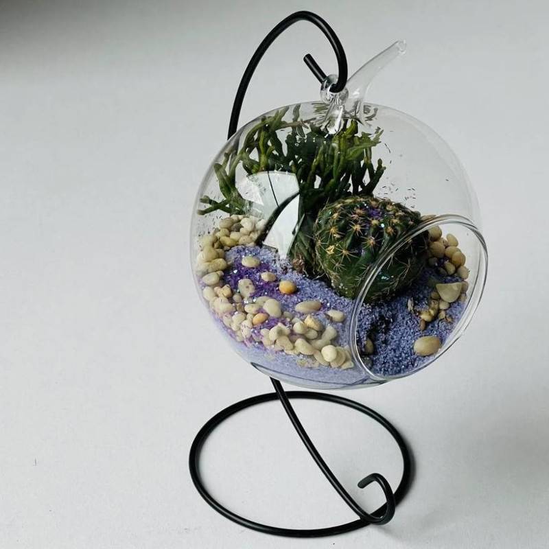 Mini,florarium,on,a,hanger