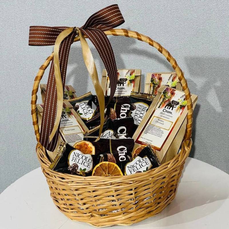 A,set,of,elite,tea,in,a,basket,with,sweets,â„–14