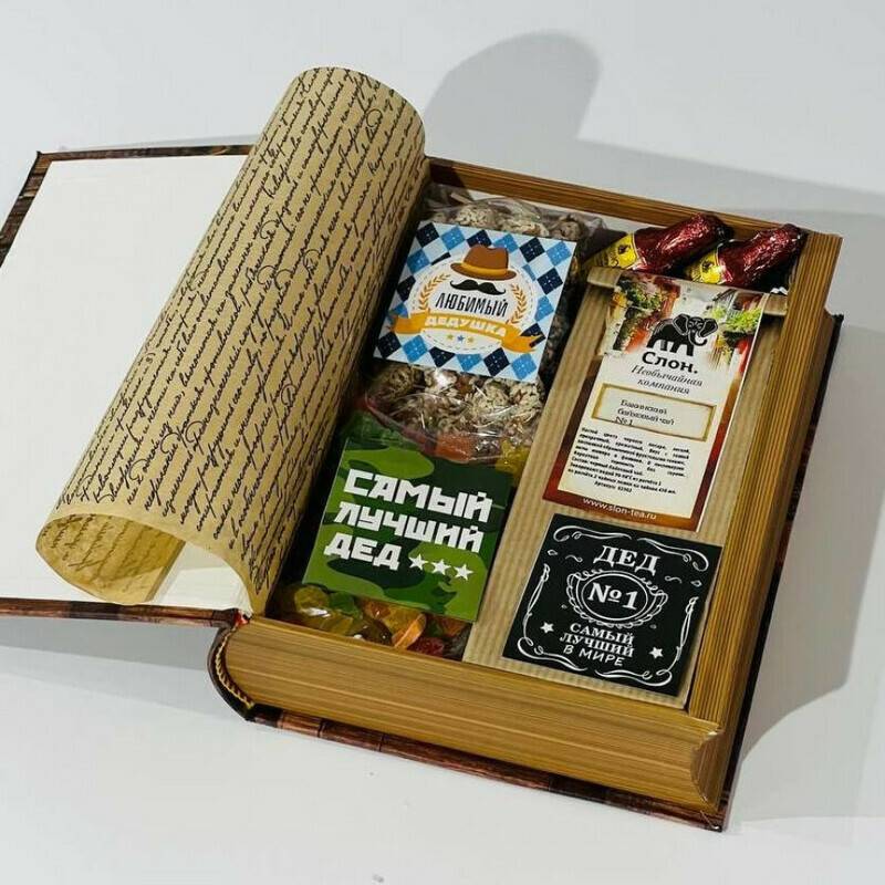 Gift,box,with,food,and,sweeteners,dedushke.,CHajnij,rich,and,poor