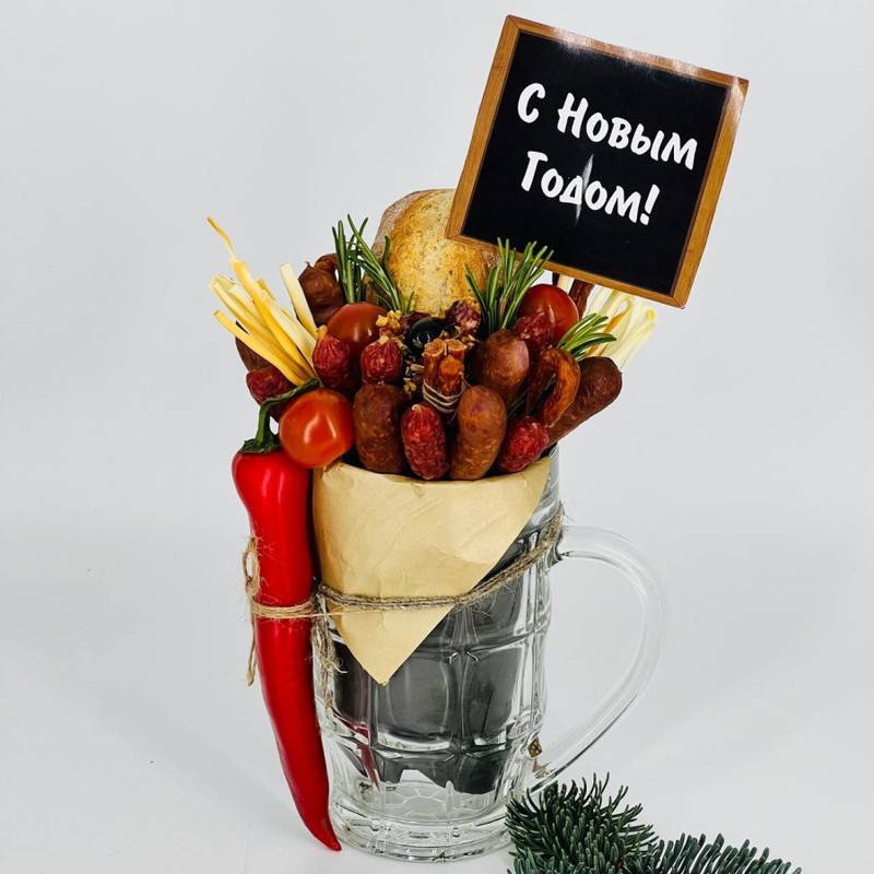 Podarok,na,novij,god,pivnaya,kruzhka,s,sirom,i,kolbaskami