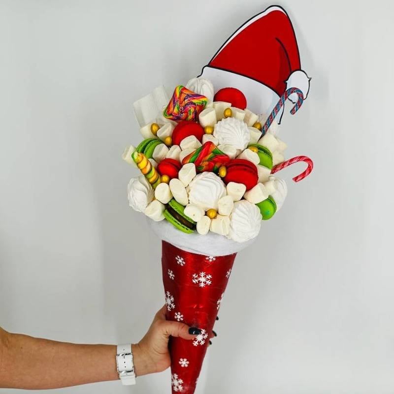 New,Year's,gift,sweet,bouquet,of,marshmallow,roses,and,macarons