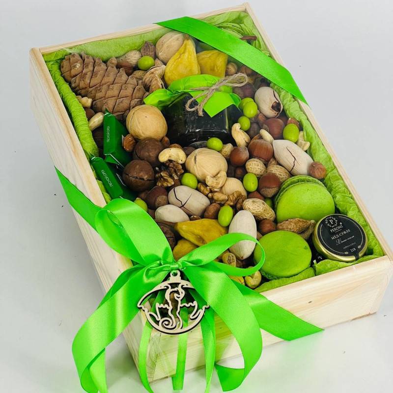 Nasipnoj,boks,s,orehami,suhofruktami,i,pechen_em,macaroni