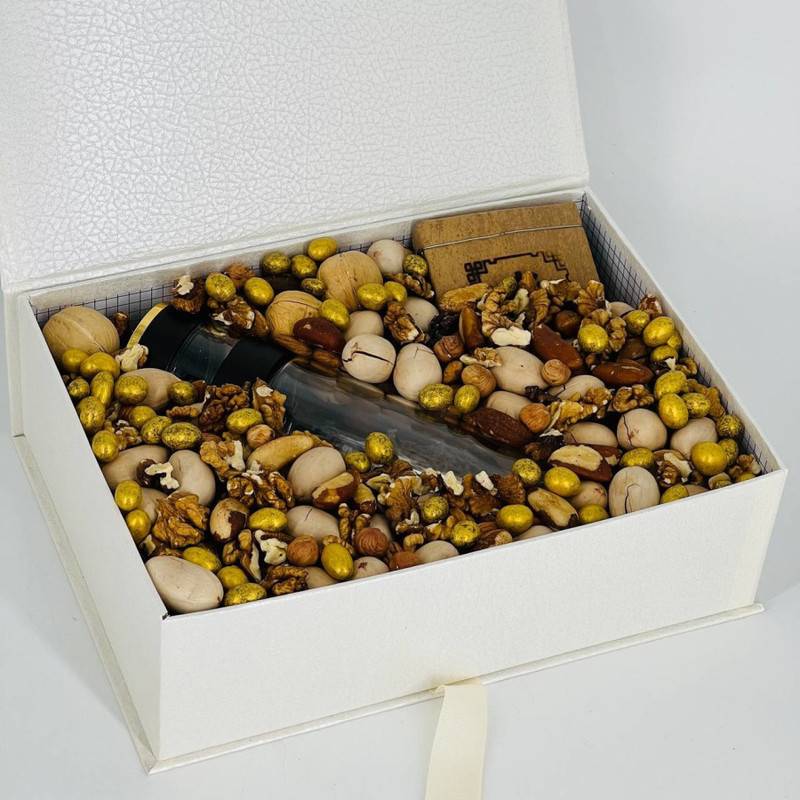 Gift,a,box,with,orehami,to,an,elite,tea,and,brewer,with,a,display.,Family