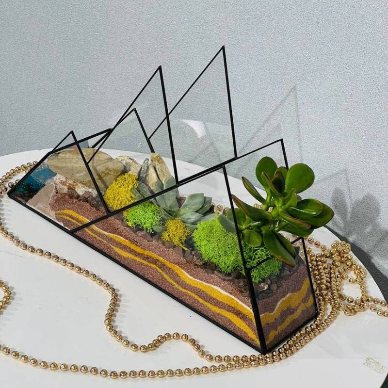 Florarium,s,sukkulentami,skali,i,more.,Iskusstvennij,vodoyom