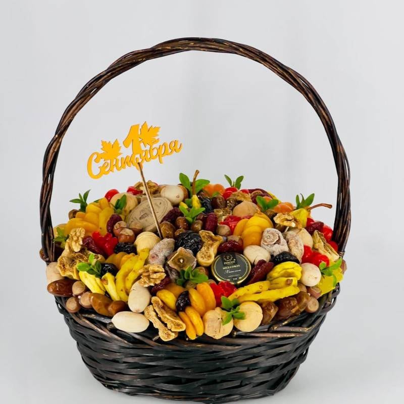 A,gift,for,a,teacher,on,Teacher's,Day,,September,1st,,a,large,basket,of,dried,fruits
