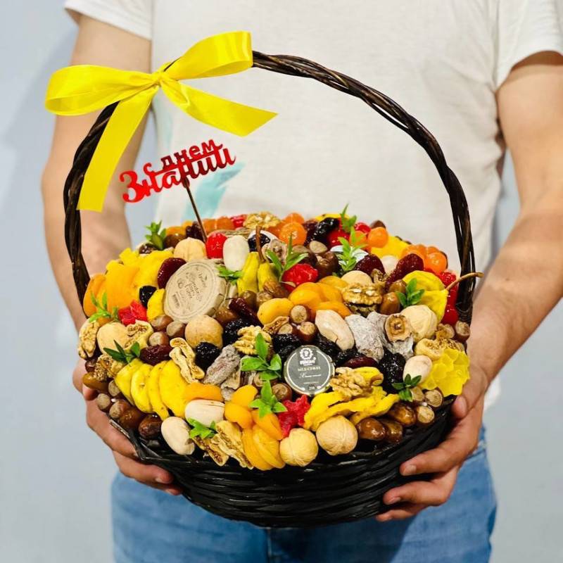Korzina,s,suhofruktami,na,Den_,znanij