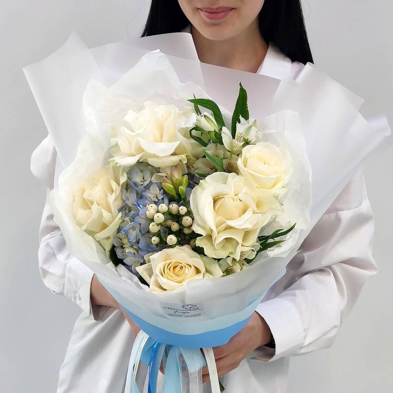 Bouquet,of,roses,and,hydrangeas,in,the,sky