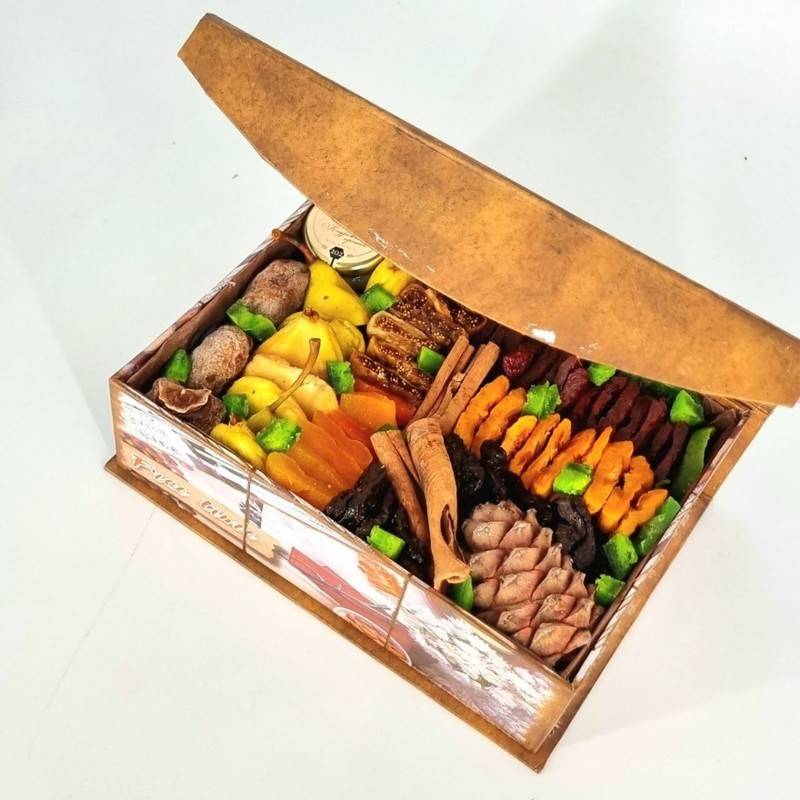 Korobka,kniga,s,suhofruktami,i,myodom,,podarochnij,nabor