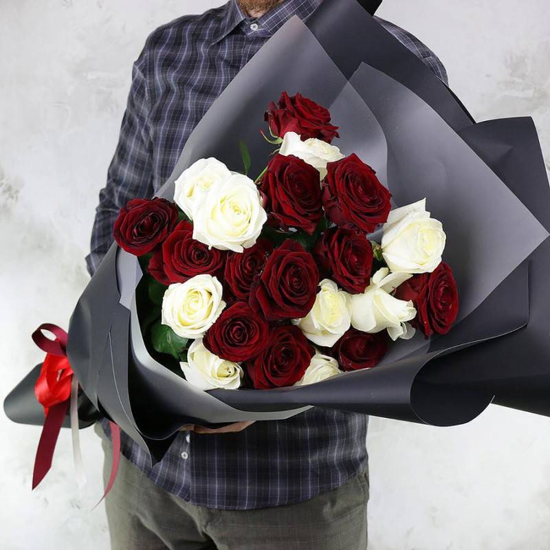 Bouquet,of,21,red,and,white,roses,of,Russia,60,cm.