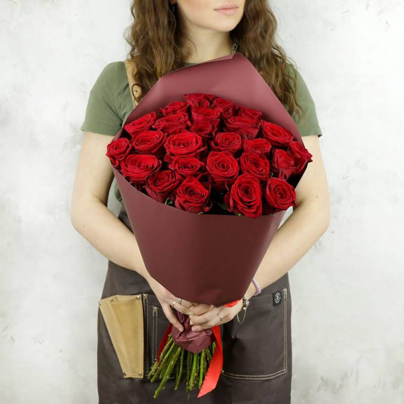 25,krasnih,roz,v,upakovke,Rossiya,60,cm.
