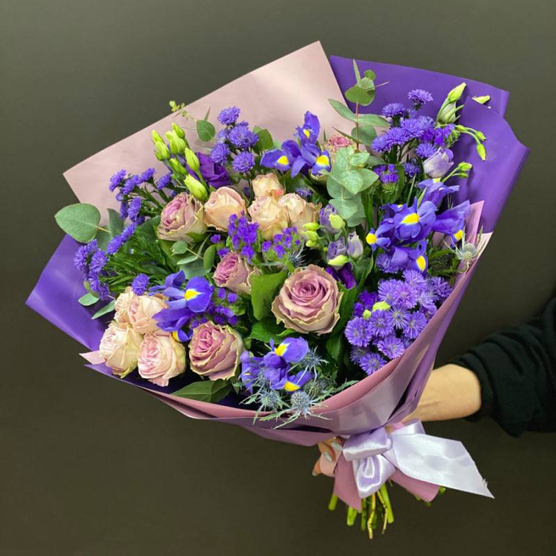 Bouquet,of,flowers,,irises,and,roses