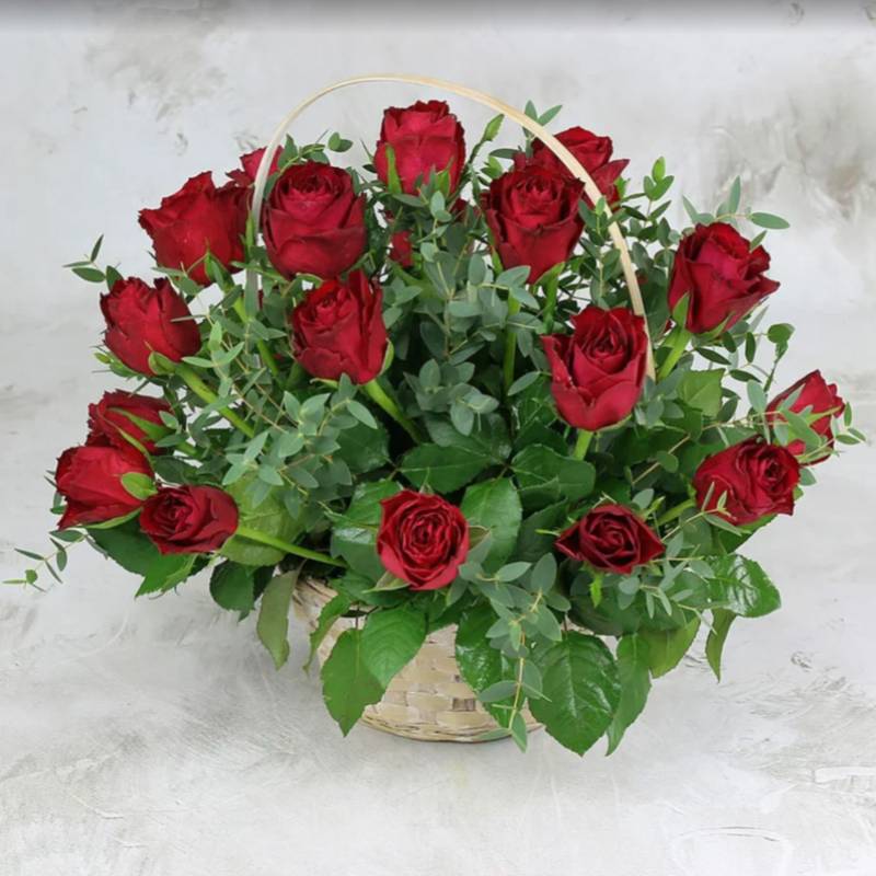 25,krasnih,roz,s,list_yami,fistashki,v,korzine,,Keniya
