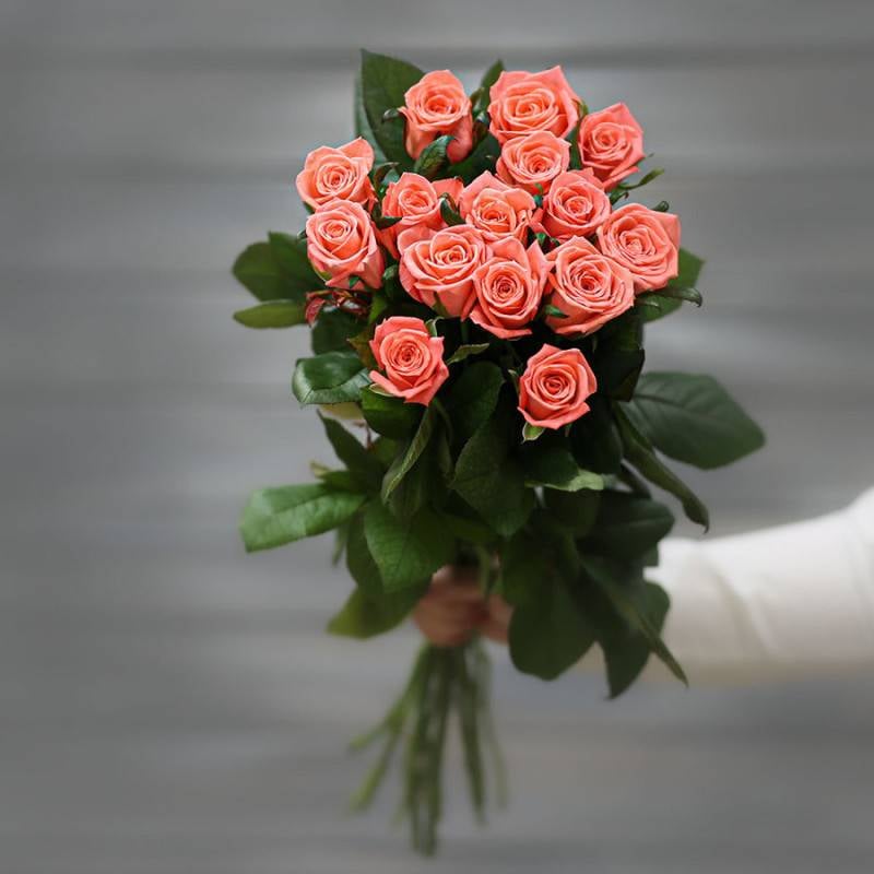 Buket,iz,13,korallovih,roz,(Rossiya),s,lentoj,60,cm