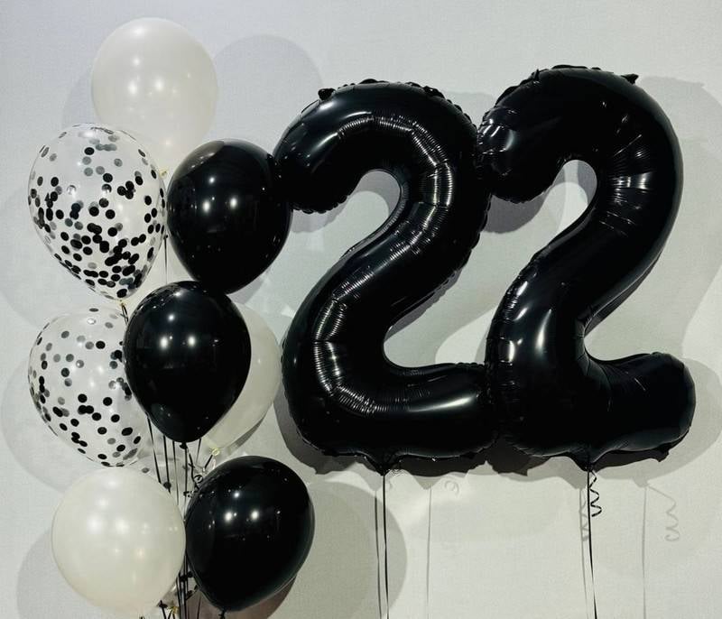 Set,of,black,and,clear,balloons,with,the,numbers,22,for,a,birthday