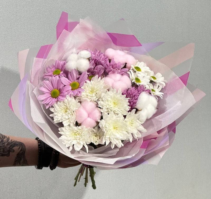Carve,a,bouquet,of,chrysanthemums,Baltica,and,Bacardi,with,cotton