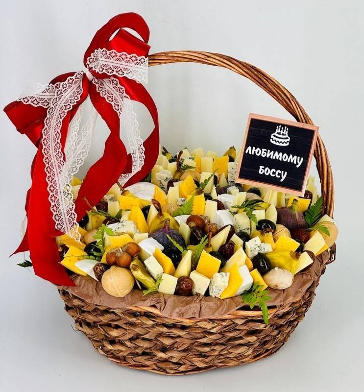 Bol_shaya,podarochnaya,korzina,dlya,bossa,s,sirom,orehami,i,suhofruktami.,Podarok,na,Ramadan