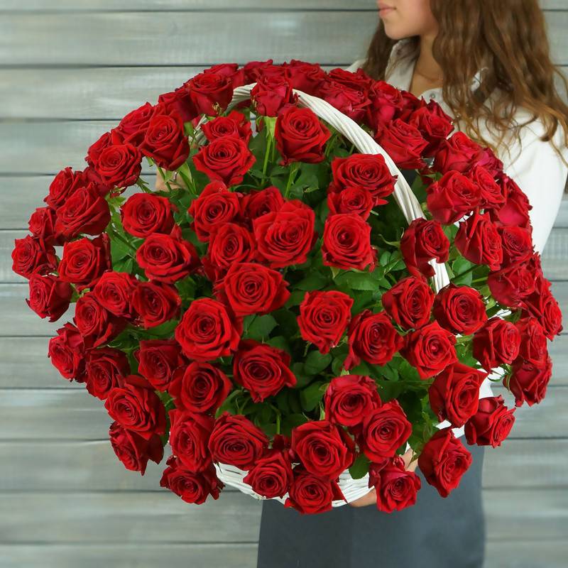 Bouquet,from,101,dye,rose,v,plait,basket,,Rossiya