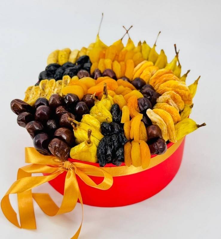 selection,of,dried,fruits,in,a,box.,A,gift,for,Ramadan.