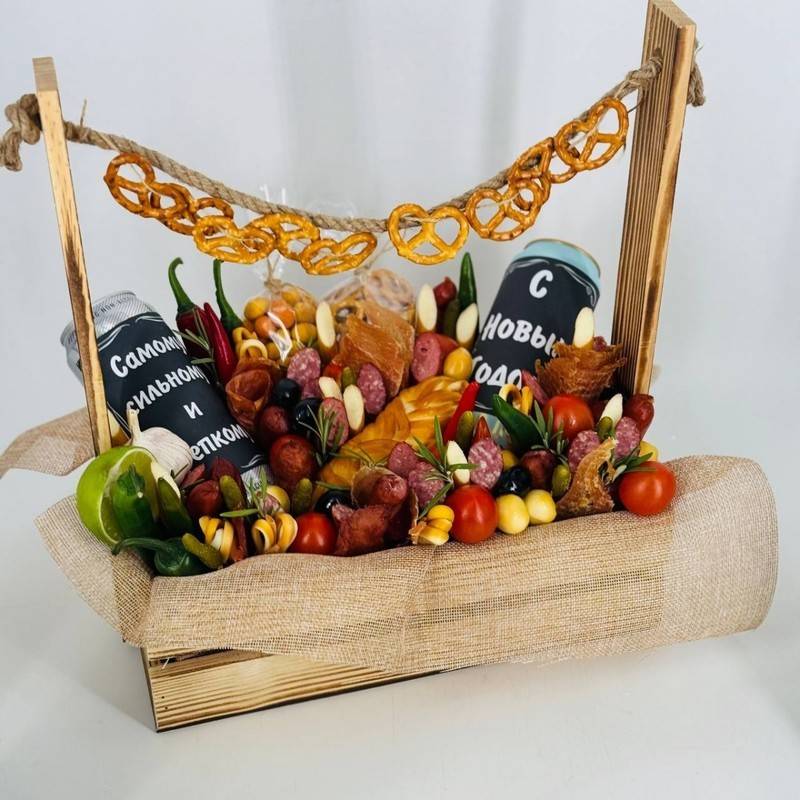 Podarok,and,novice,god.,Sausage,bouquet,with,beer,and,zucchini,and,derevyannom,yashike,for,muzhchini