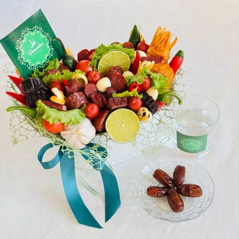 Buket,myasnoj,kolbasnij,Halyal_,v,zhestyanom,vedyorke.,Podarok,na,Ramadan