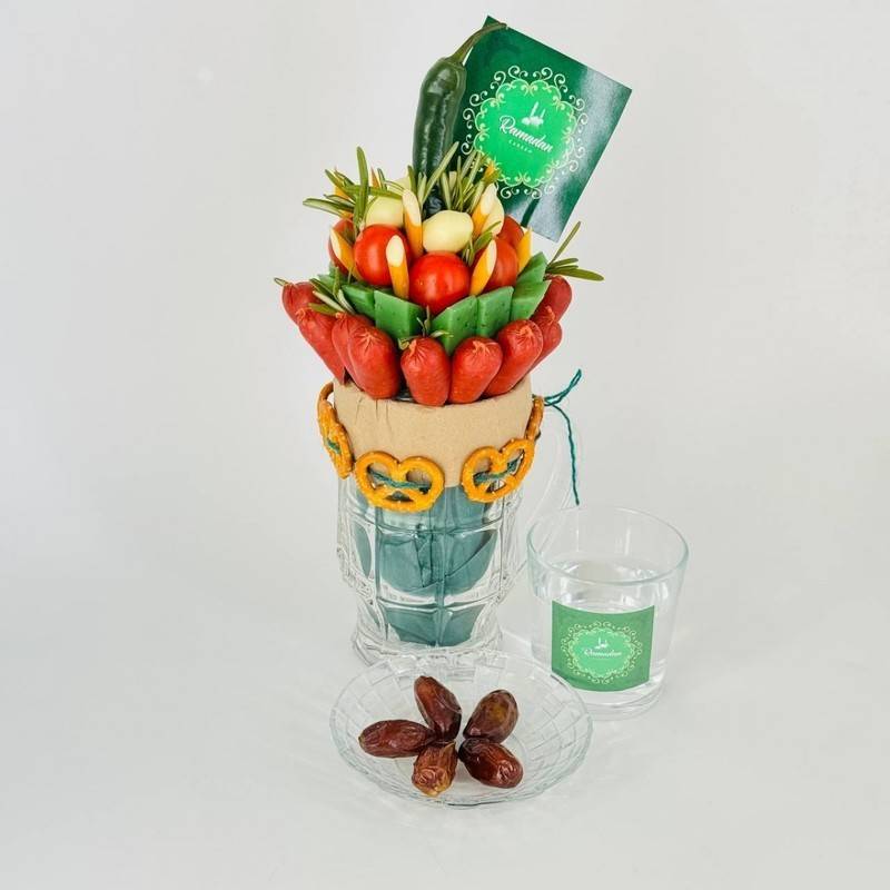 Muzhskoj,buket,Halyal_,iz,kolbasi,i,sira,v,pivnoj,kruzhke.,Podarok,na,Ramadan