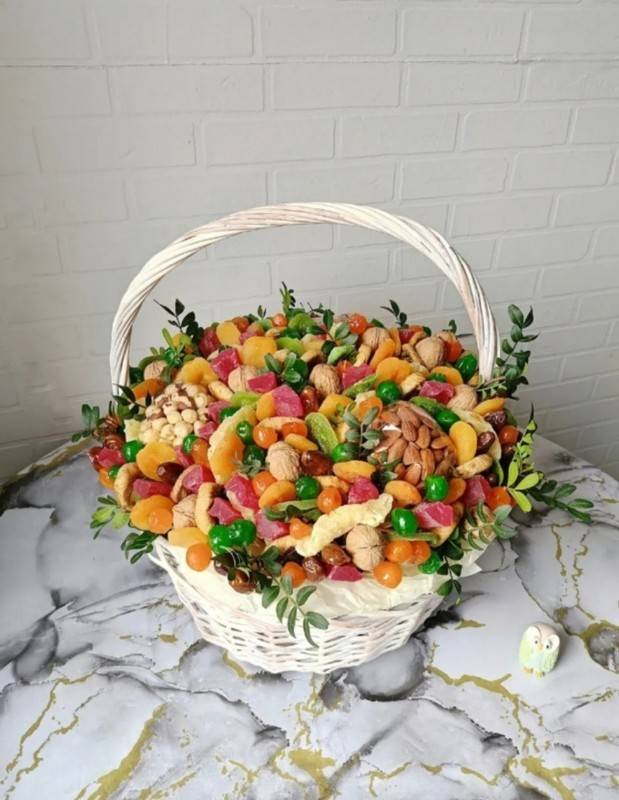 Basket,with,dried,fruits