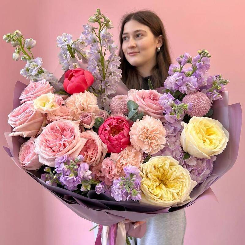 Premium,bouquet,with,peonies,,peony,roses,and,fragrant,mattioloj,Summer,colors